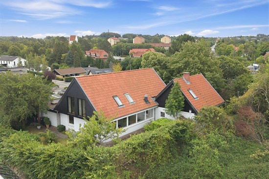 Højmarkvej 28A og 1 anden boliger er kommet til salg denne uge i Højbjerg - se boligerne her.