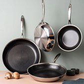 Uafhentede stegepander på tilbud hos Min Købmand Øster Bjerregrav