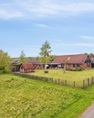 Gennemrenoveret hjem på Karen Blixens Vej med fem værelser og sydvendt have til salg