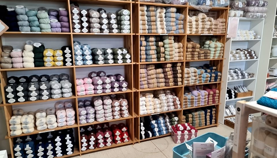 Strikke- hækle- nørkleaften tiltrækker kreative sjæle til Voldby