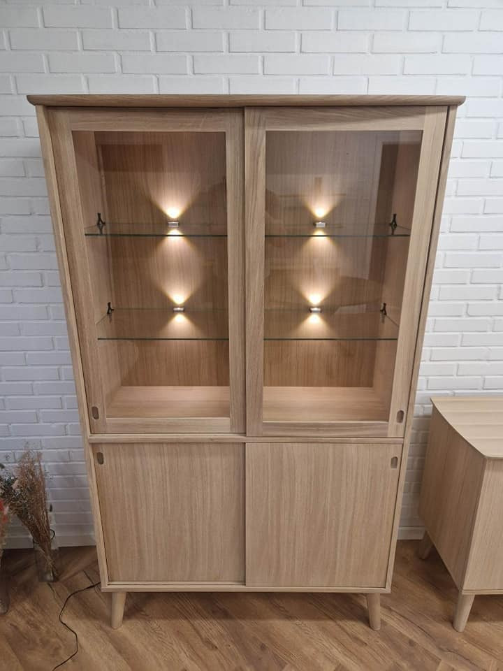 Hovelind Møbler præsenterer nye vitrineskabe fra forskellige serier med levering i hele landet