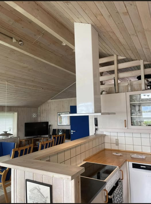 Skousen Herning klarer montering af frithængende emhætte med højt til loft