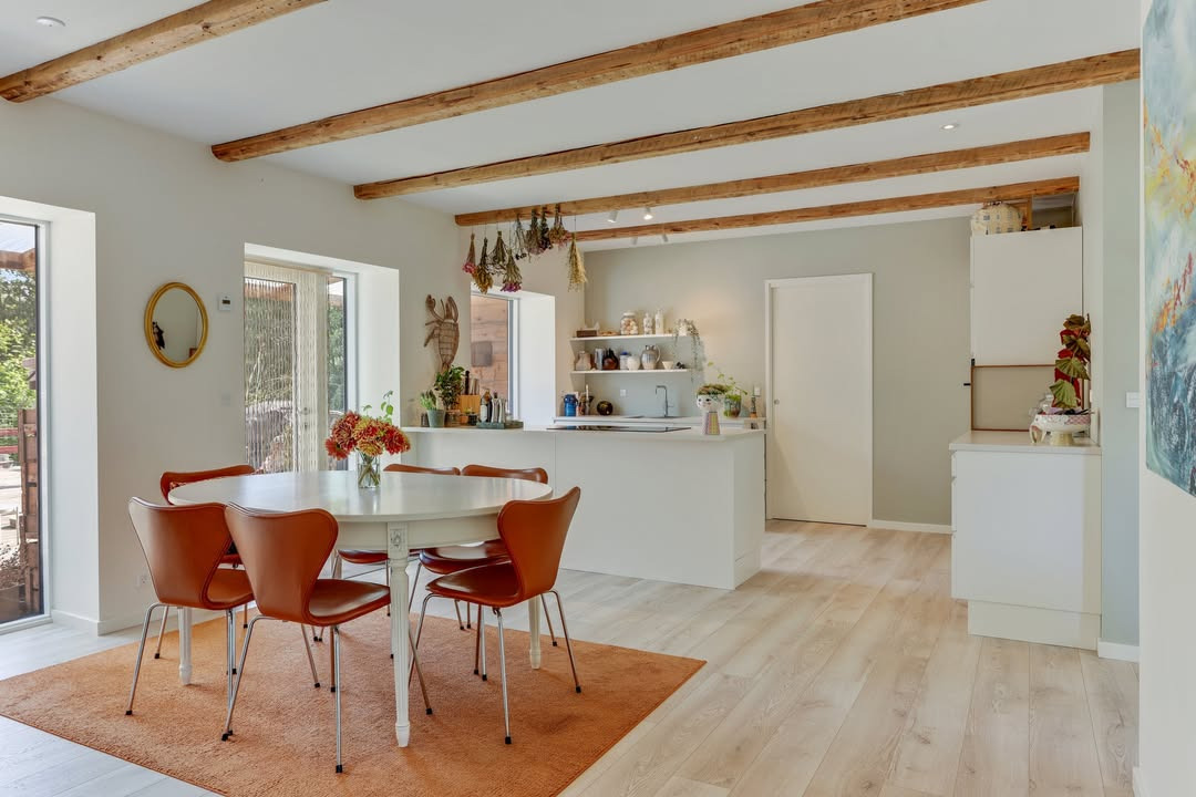 Mæglerhuset Sæby præsenterer totalrenoveret lejlighed i naturskønt bofællesskab