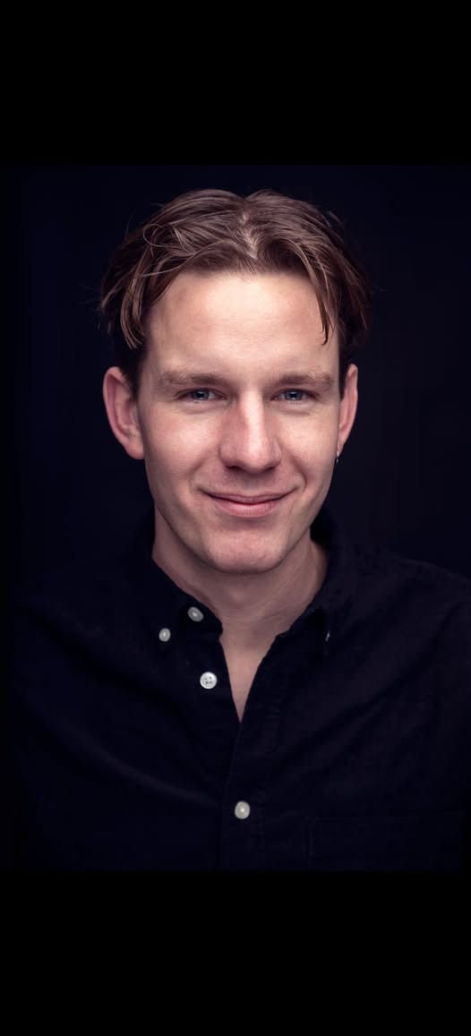 Komiker Simon Tang optræder til MO'CHARITY-arrangementet hos MO'RICE Dytmærsken