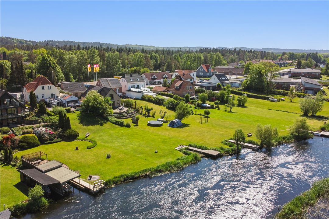 Til salg hos EDC Torben Larsen: Kvalitets villa direkte til Gudenåen