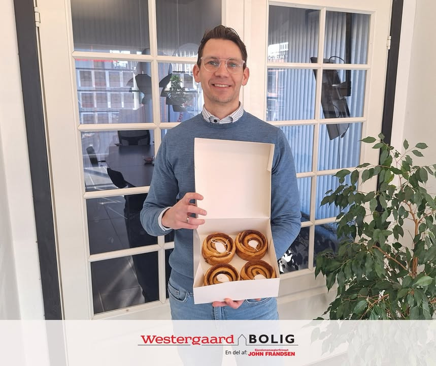 Kagefejring hos WESTERGAARD BOLIG efter succesfuldt ejendomssalg