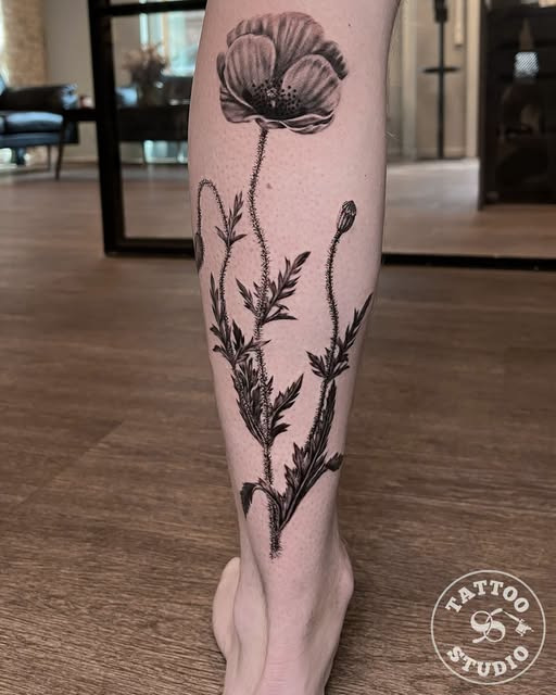 Tattoo Studio 96 Aalborg viser botanisk valmue-tatovering lavet af Alexys