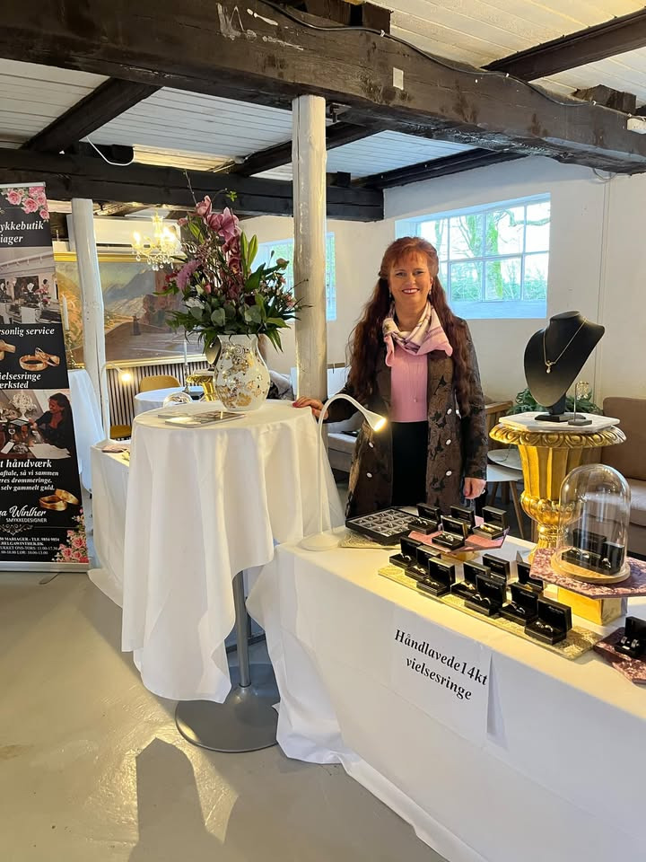 Helga Winther præsenterer håndlavede vielsesringe på bryllupsmesse hos Lille Restrup Hovedgaard