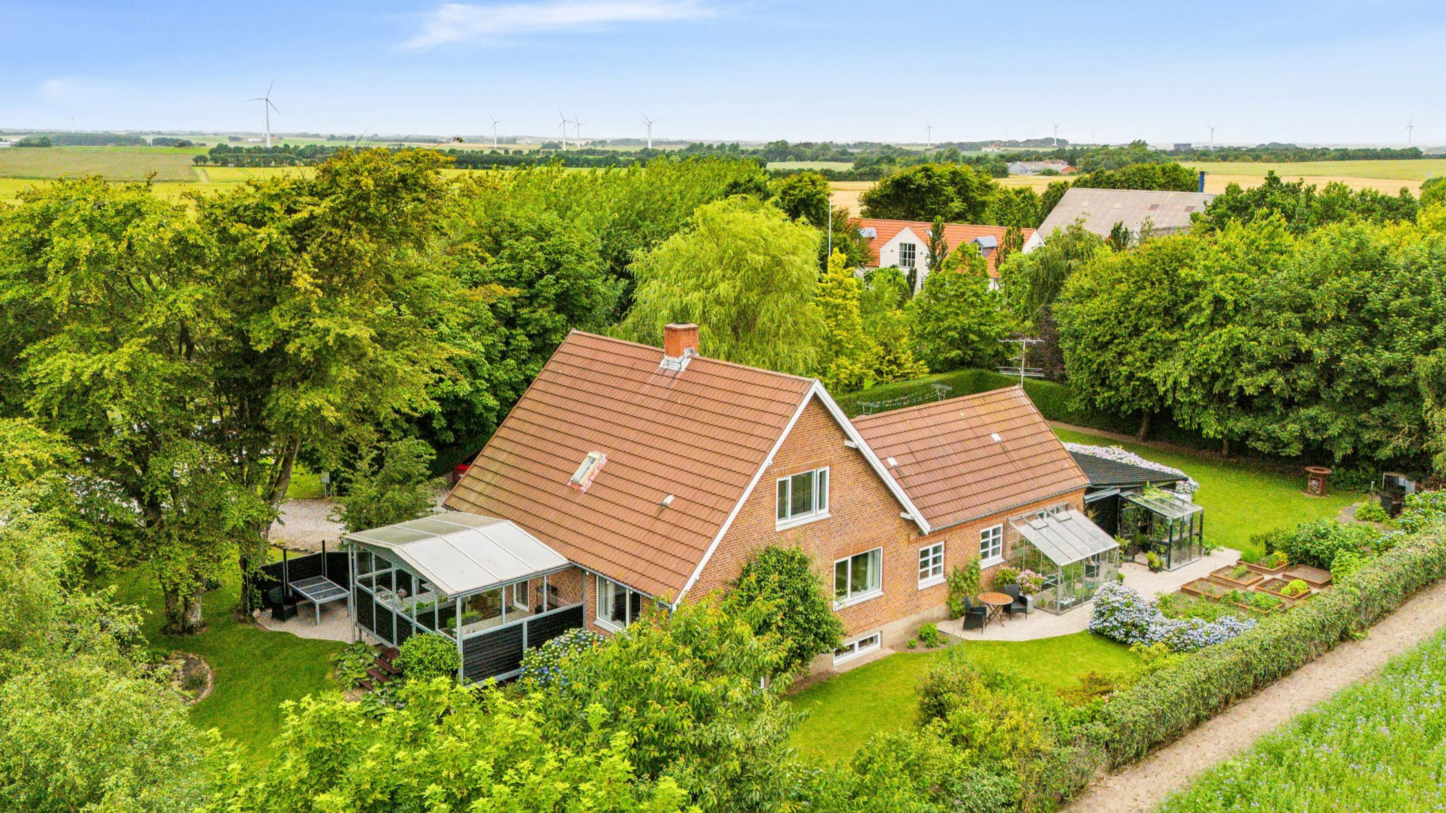 Velholdt rødstensvilla med idyllisk have til salg nær Breum
