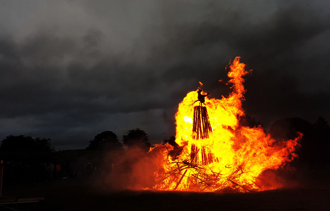 Tag med til sankthansaften i Rhododendronparken