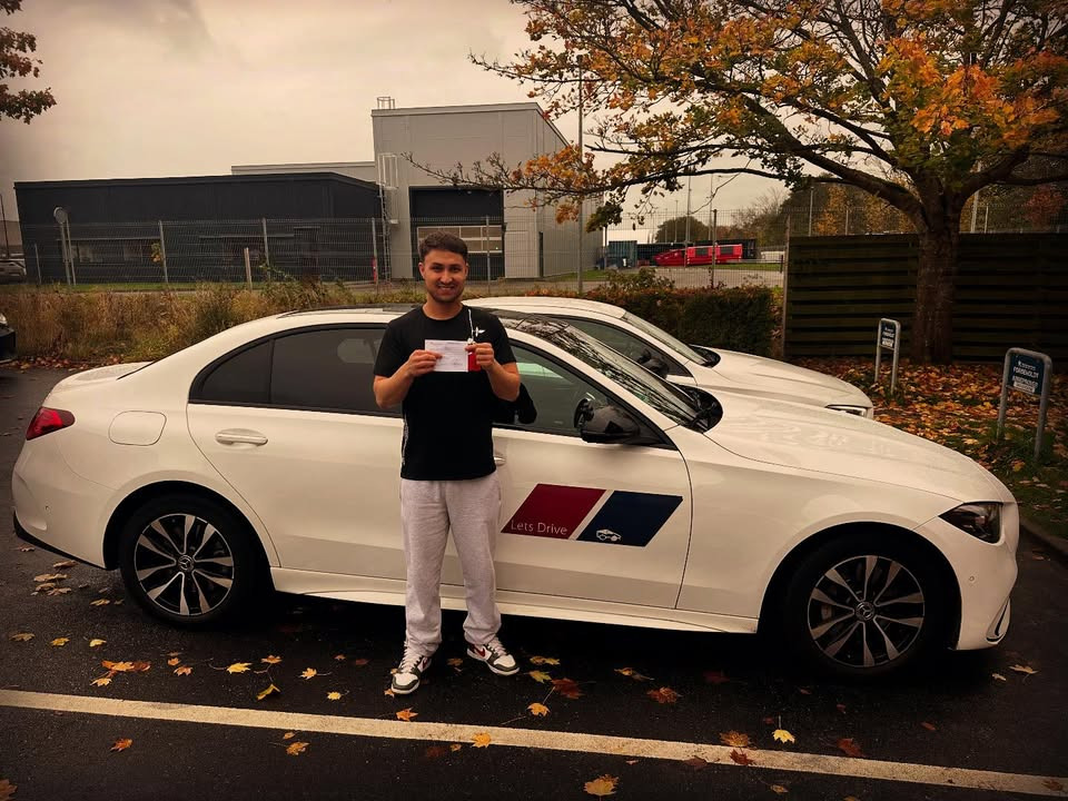 Lets Drive ønsker tillykke til Muhammad med bestået køreprøve