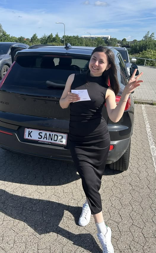 Kenneth Sand Køreskole ønsker Yana tillykke med bestået køreprøve i første forsøg