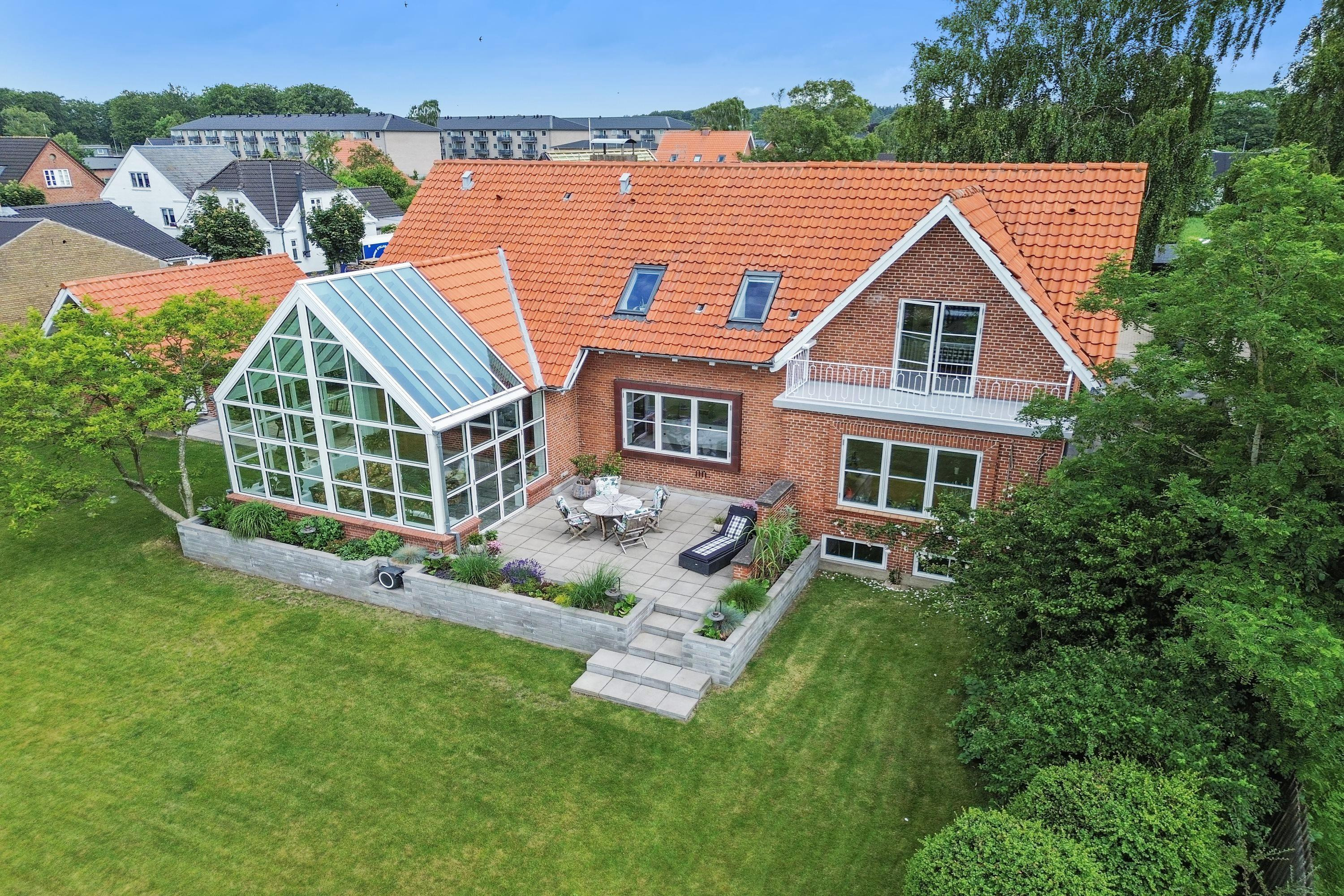 Til salg hos Mæglerhuset Brønderslev: Unik herskabsvilla på skøn placering