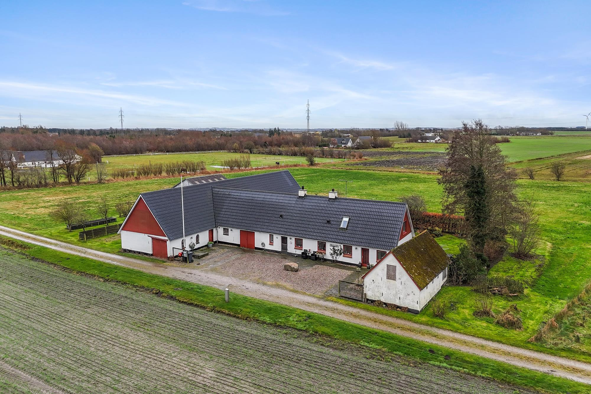 Ejendom med stort potentiale og gode udhuse i naturskønne omgivelser