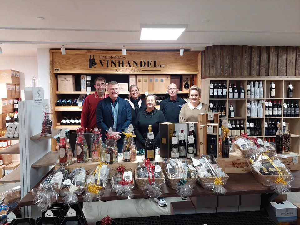 Fredericia Vinhandel ønsker kunderne en glædelig jul og er snart klar til nytårshandel