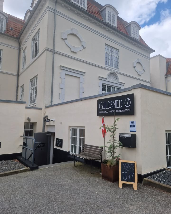 Guldsmed Ø annoncerer normale åbningstider og butiksomrokeringer i denne uge