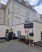 Guldsmed Ø annoncerer normale åbningstider og butiksomrokeringer i denne uge