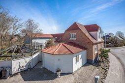 Charmerende villa med rummelig erhvervsbygning i hjertet af Kølkær