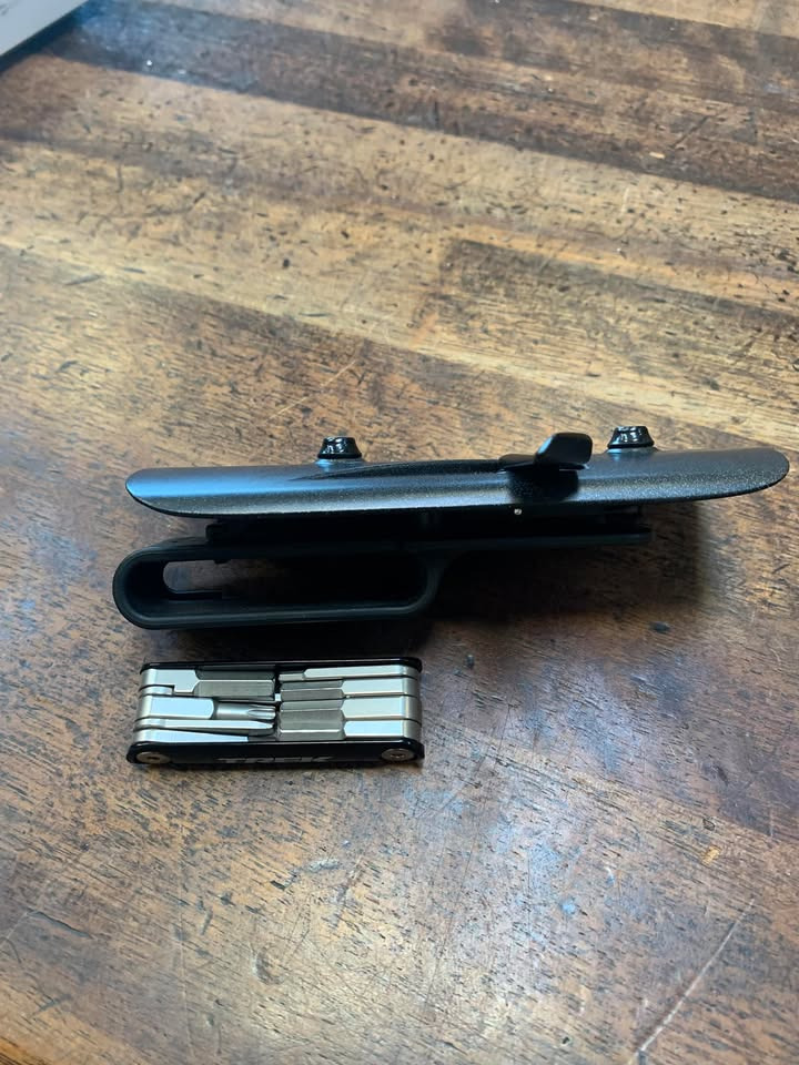 Birks Bike Shop ApS tilbyder multi-tool til Trek landevejscykler med opbevaring i stellet