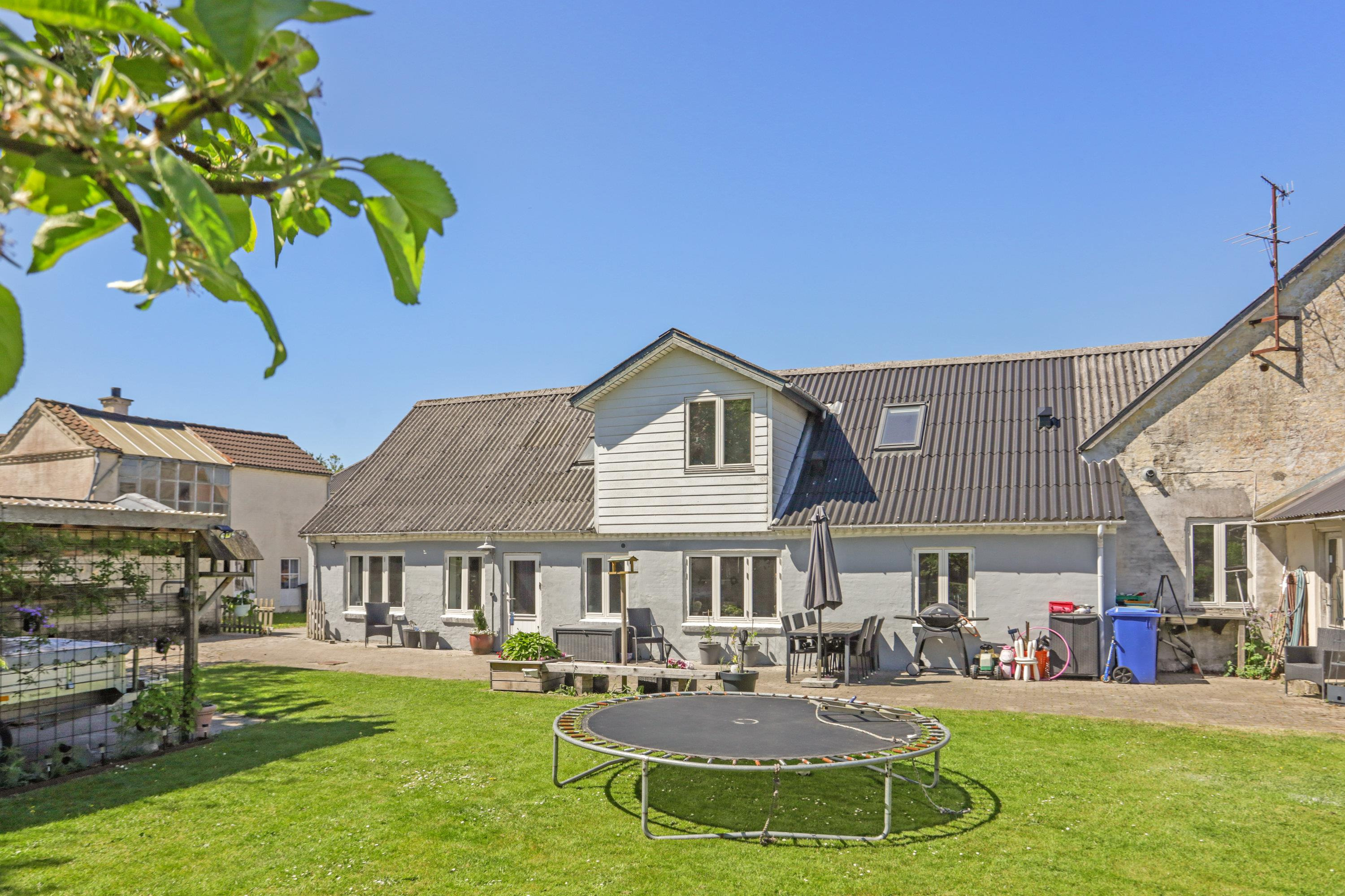 Rummelig villa med 326 kvm og masser af muligheder nær Aabybro