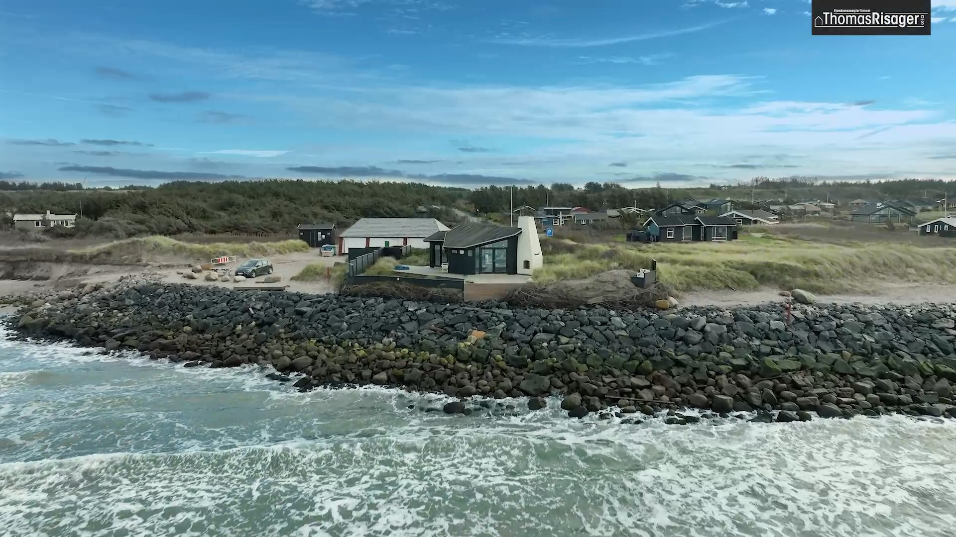 Ejendomsmæglerfirmaet Thomas Risager A/S præsenterer nyt sommerhus med panoramaudsigt ved Nørlev Strand
