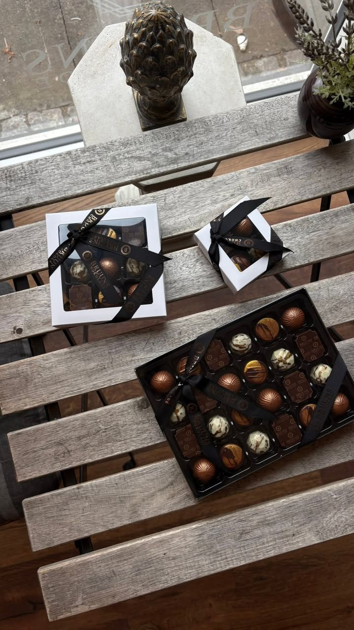 Bruuns Chokolade præsenterer de lækreste gaveæsker fyldt med håndlavet kvalitetschokolade