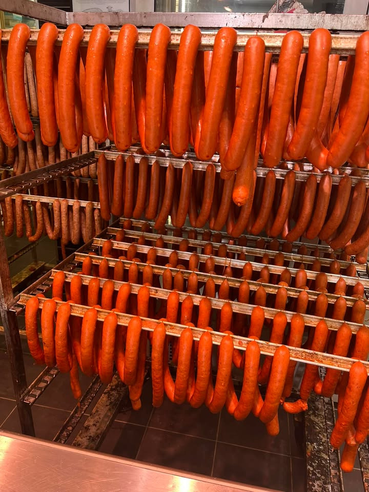 Slagter Primby introducerer sæsonens nye grillpølser direkte fra røgovnen