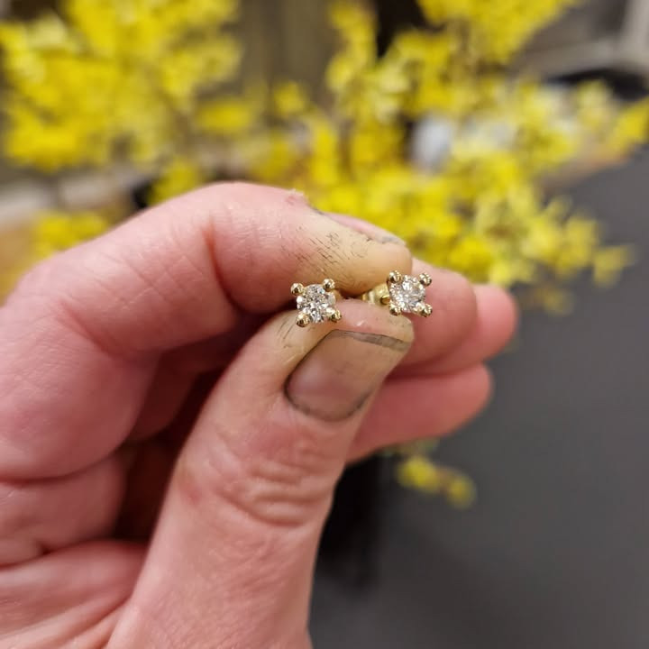 Guldsmed Ø præsenterer luksuriøse ørestikker med diamanter og smaragder starting fra 4000 kr