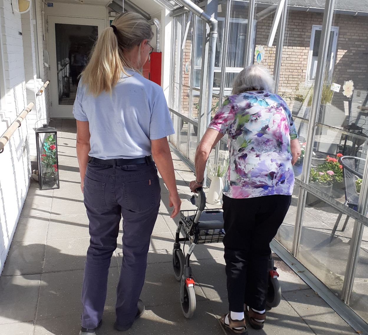 Genoptræningssucces på Dronningborg Plejecenter: Lis kan igen gå med sin rollator