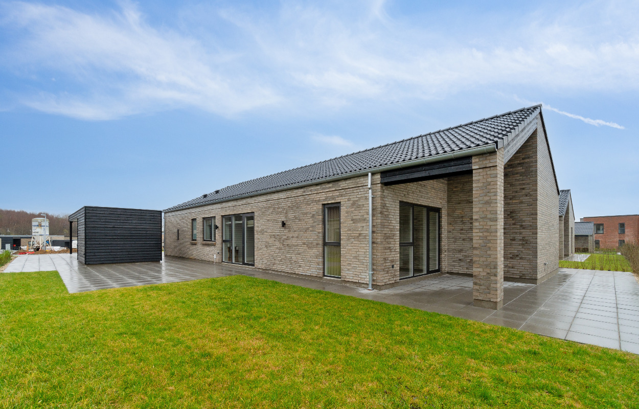 Nybygget etplansvilla med separat børneafdeling i Buskelund: Lønnebergvej 83 er til salg