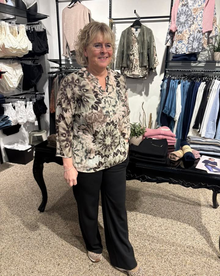 GARDEROBEN præsenterer ny bluse fra 2-BIZ i grøn og blå