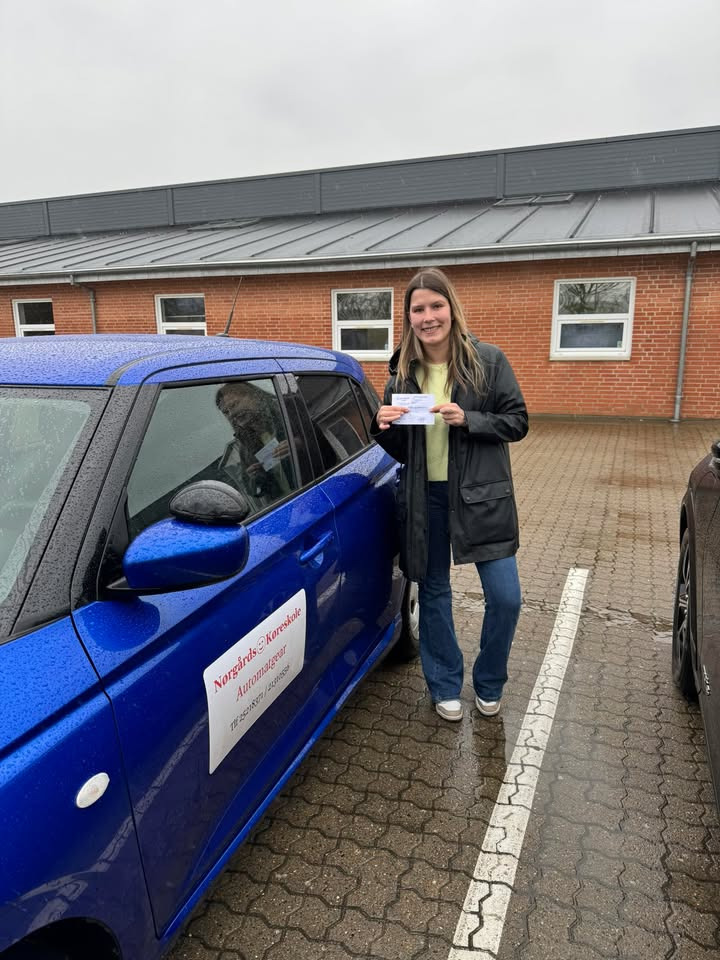 Nørgaards Køreskole i Kaas fejrer Fanny Haugaard med nyt kørekort