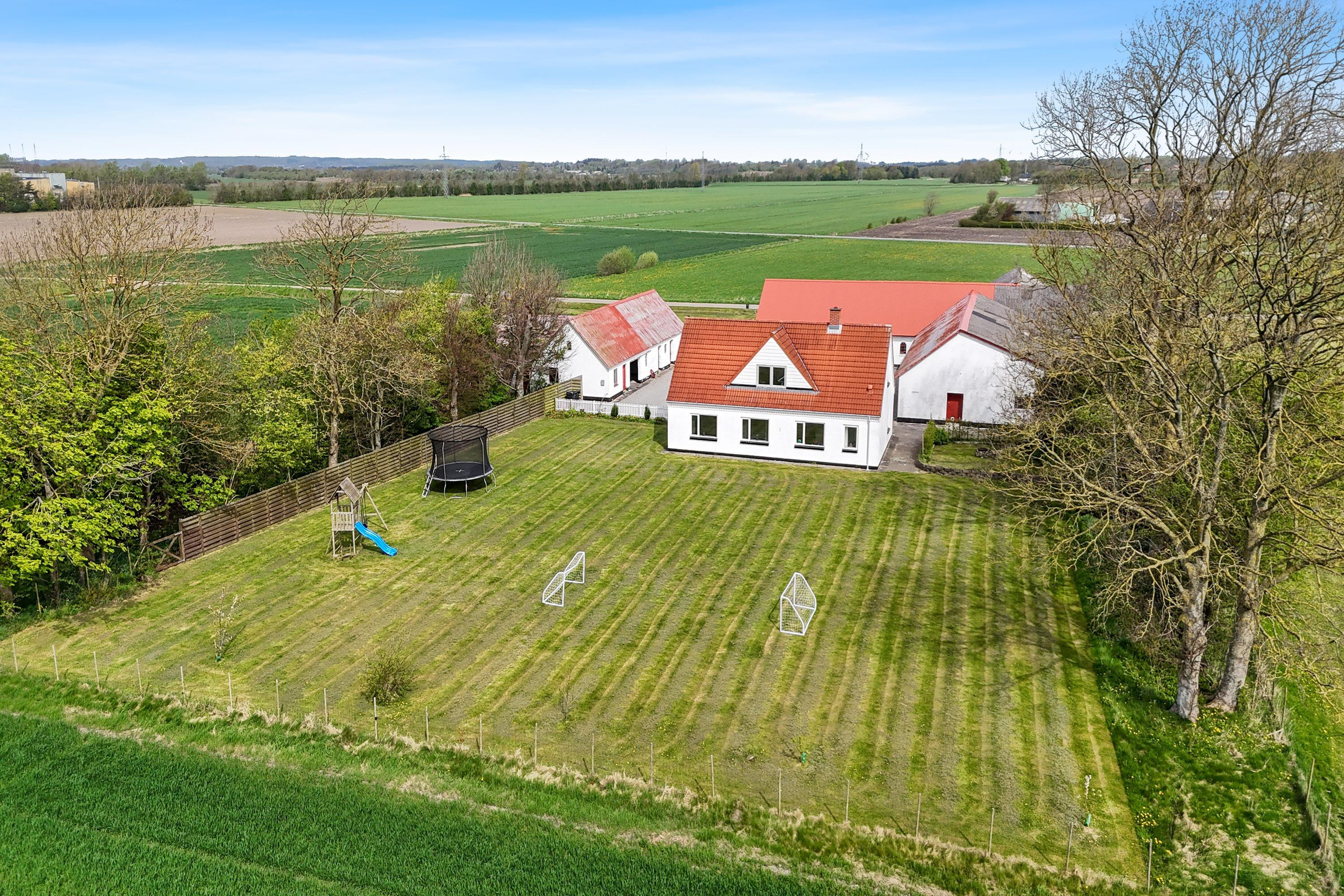 Unikt beliggende ejendom ved fjorden med masser af plads