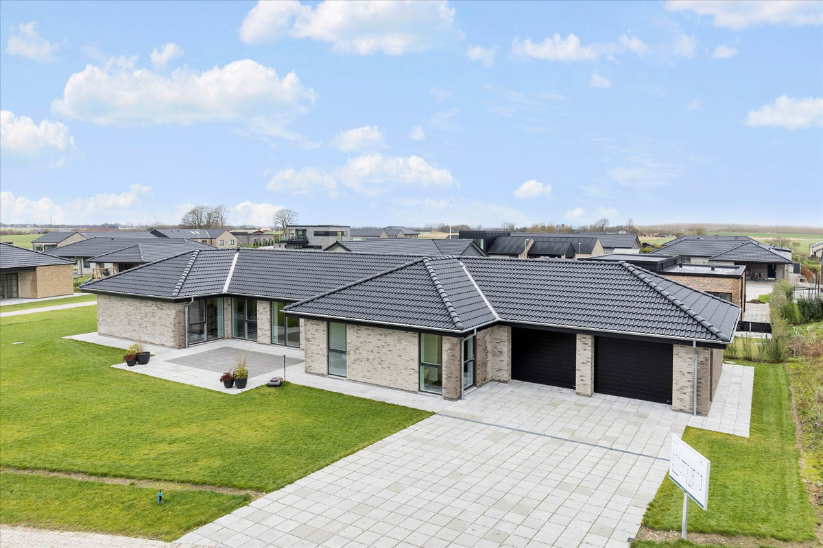 Åbent Hus med EDC Trio: Praktisk, klassisk vinkelvilla på Øksen 25 i Helsted