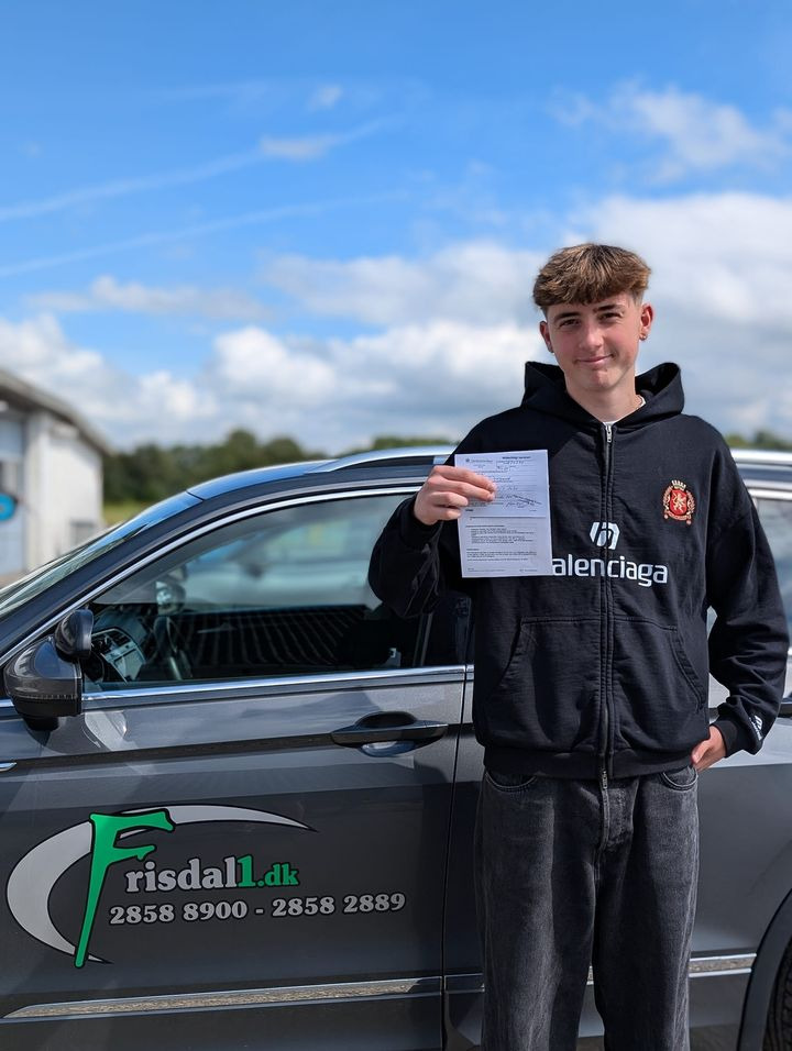 William Daugaard indtager vejene: stort tillykke fra Frisdal Køreskole I/S