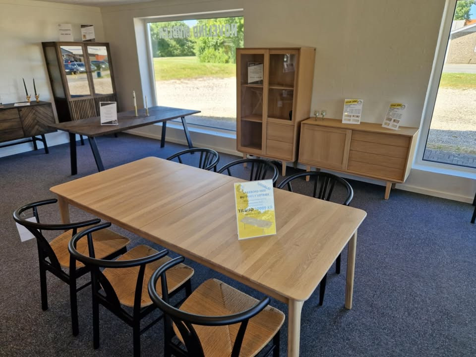 Hovelind Møbler præsenterer elegant spisebordssæt på tilbud