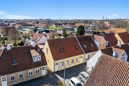 Mæglerhuset Sæby: Ny pris på hyggelig lejlighed i hjertet af Sæbys gamle bydel