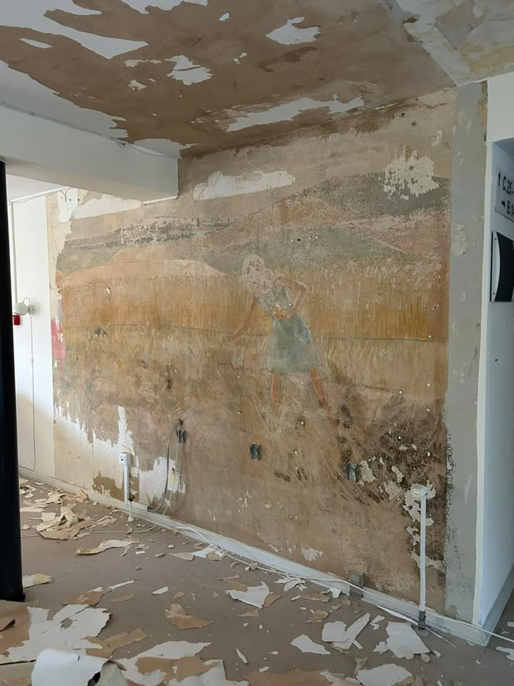 Malermester Kirsten Riis afslører skjult vægmaleri bag gammelt tapet