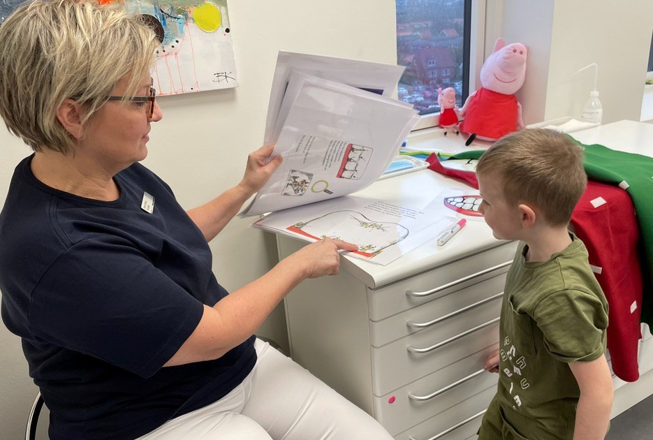 Gør tandbørstning til en leg: Skives kommunale tandpleje leger sig til 0 huller hos børnene