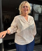 Garderoben præsenterer ny bluse fra SoyaConcept med delikate broderier