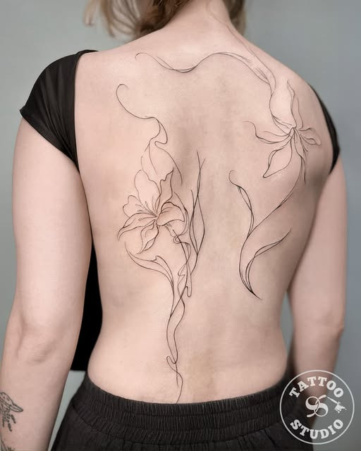 Tattoo Studio 96 præsenterer elegant lilje-design i tatoveringskunst