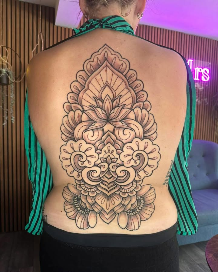 Mr. & Mrs. Tattoo præsenterer feminin mandala-rygtatovering af Tine