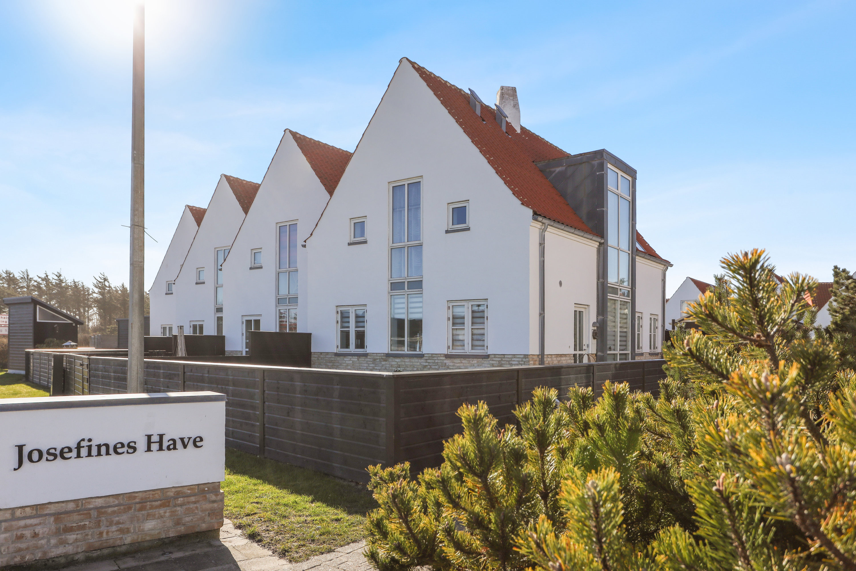 Til salg hos Mæglerhuset Vestkysten I/S: Attraktivt rækkehus i gennemført stil