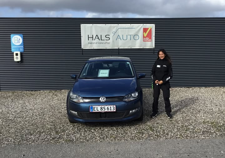 Hals Auto A/S fejrer salg af VW Polo til Angela