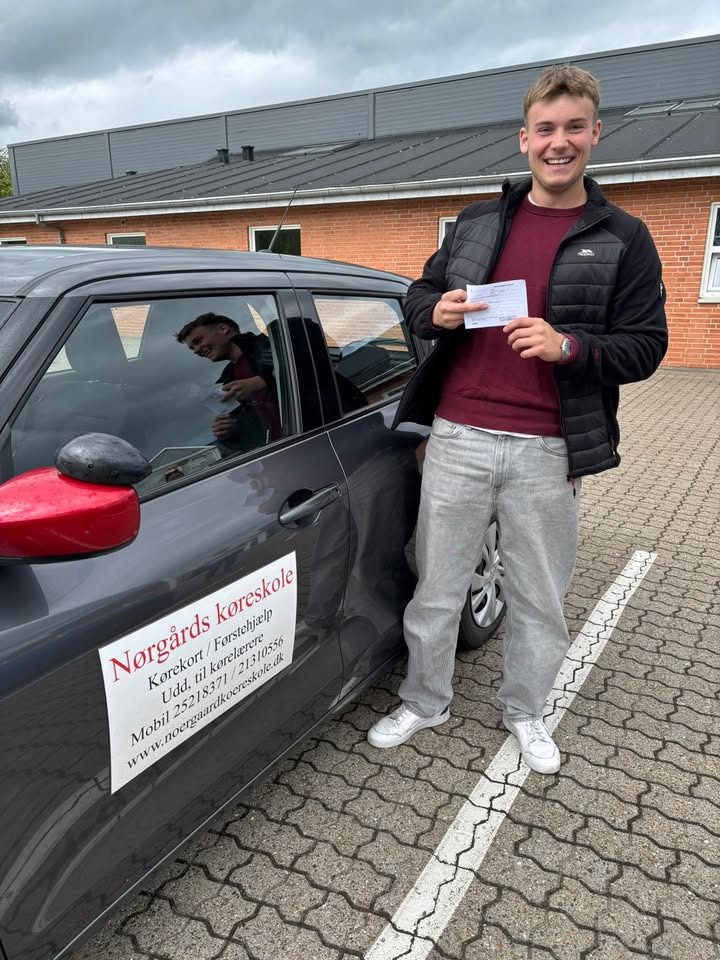 Nørgaards Køreskole fejrer endnu en elev med kørekort, tillykke til Patrick Bjerg