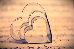 Den Brændende Kærlighed genopliver den klassiske singlefest med middag og dans