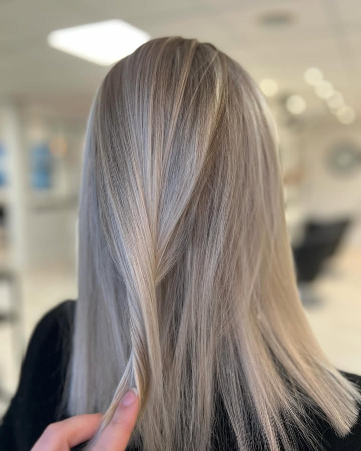 Bøgvad præsenterer nyt look med babylights, reflekser og kølig toning