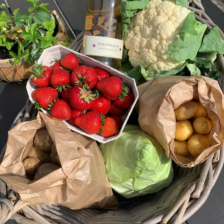 Fru Hansens Butik & Café tilbyder lækker sommerkurv med danske jordbær og friske grøntsager