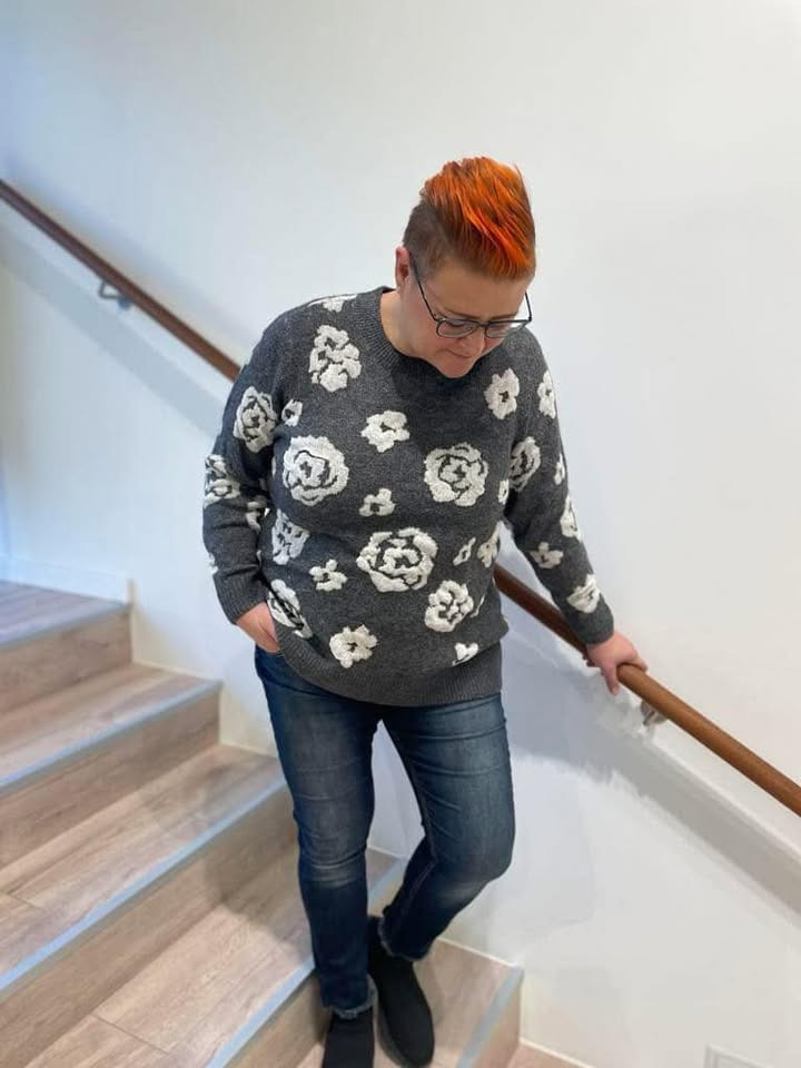 Only Curves tilbyder lækker striktrøje med blomster til nedsat pris