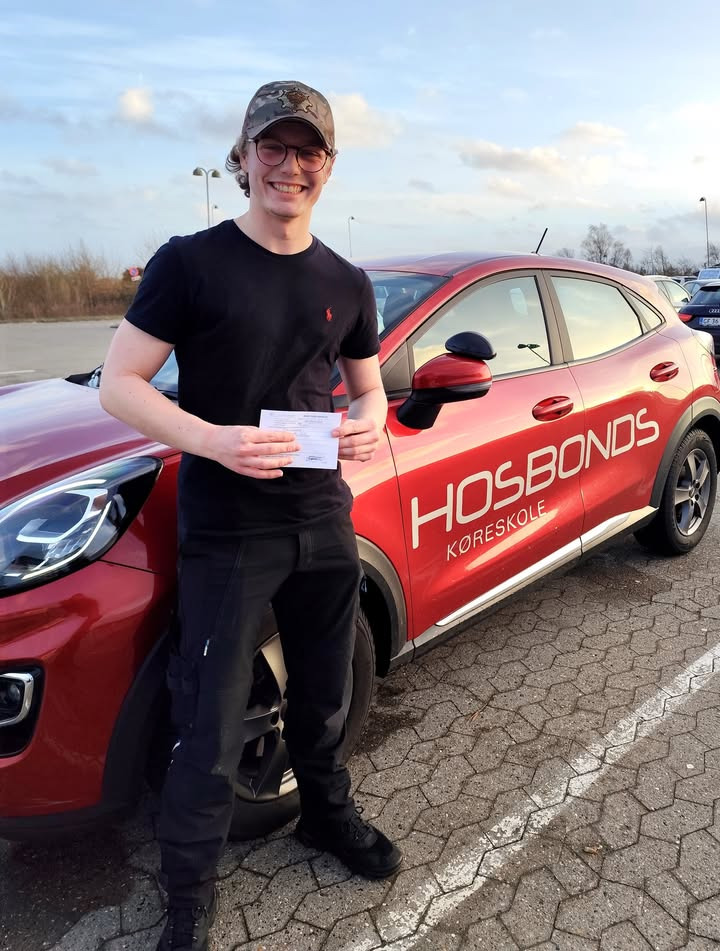 StartDriving.dk - Hosbonds Køreskole fejrer tre nye bilister fra Vadum og Nørresundby